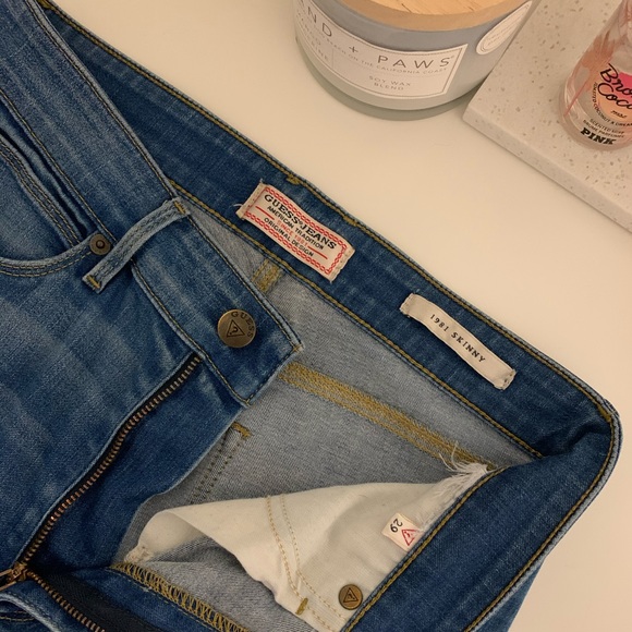 GUESS Light Wash Skinny Jeans👖 - Picture 2 of 4